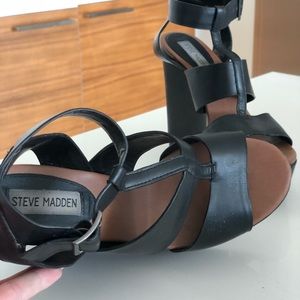 Steve Madden black sandal wedge